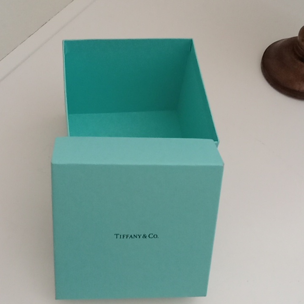 TIFFANY & CO. Gift Box - Picture 2 of 5